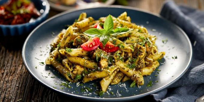 Pasta dengan ayam dan pesto