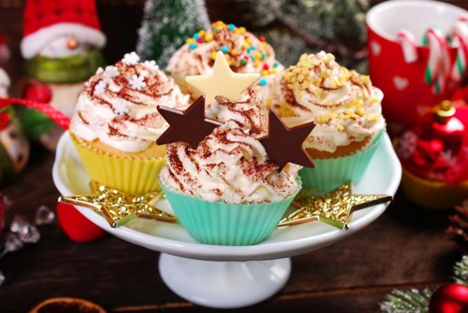 Apa yang harus mempersiapkan untuk Tahun Baru: cupcakes dadih dengan coklat