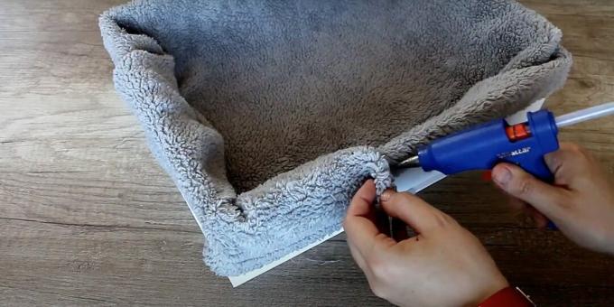 Cara membuat tempat tidur kucing do-it-yourself: rekatkan kainnya