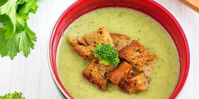 Seledri sup dengan brokoli dan crouton