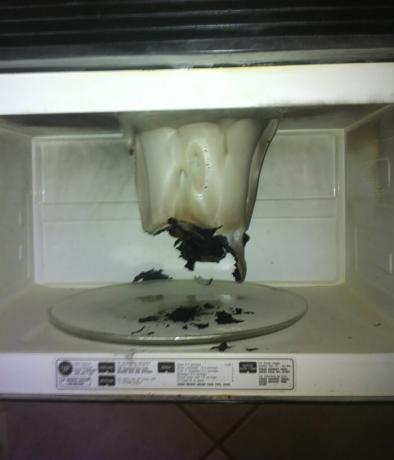 Anda tidak bisa memanaskan di microwave