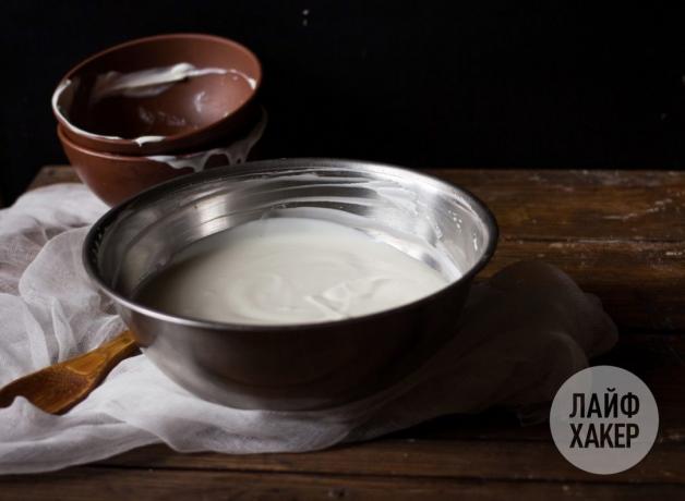 Homemade krim keju: campur krim asam dan yoghurt