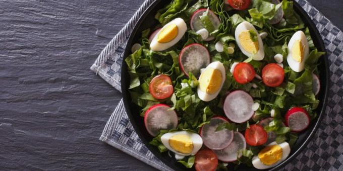 Salad dengan telur, lobak, dan coklat kemerah-merahan