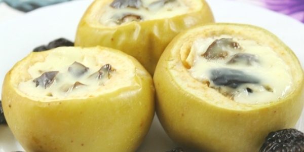 apel panggang dengan Plum dan krim mengisi asam