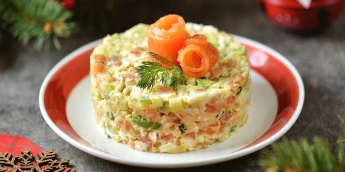 Salad dengan ikan merah, telur, dan alpukat