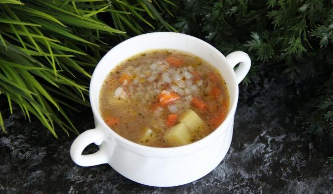 Sup daging rebus dengan kentang dan soba