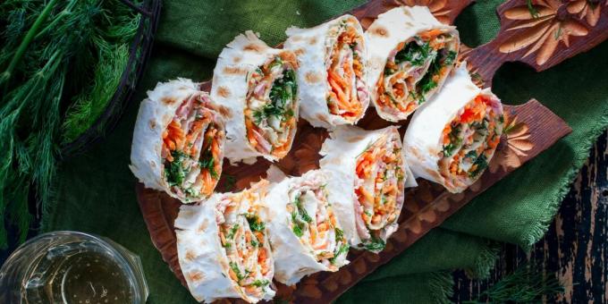 Lavash roll dengan wortel Korea, ham dan tomat: resep sederhana