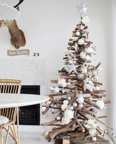 Bagaimana untuk menghias rumah untuk Tahun Baru: pohon Natal yang terbuat dari tongkat