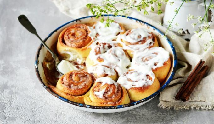 Roti dengan kayu manis dan krim mentega