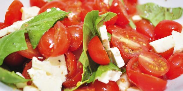 resep cepat hidangan: salad dengan tomat dan keju feta 