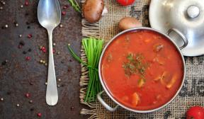 Sup tomat dengan ayam, kubis dan jamur