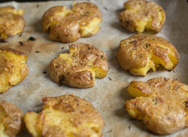 Cara memasak kentang panggang di oven: letakkan kentang di atas loyang