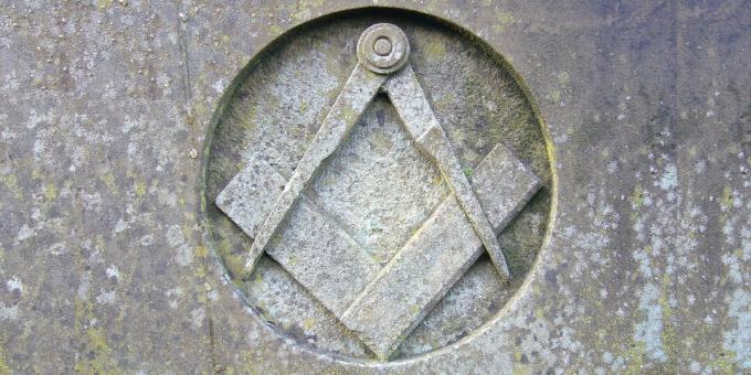 Siapa Freemason: kompas dan alun-alun - tanda Masonik di aula di Lancaster