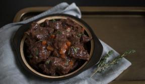 Daging sapi Burgundy dengan bawang bombay, wortel dan rempah-rempah