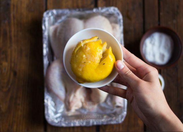Ayam oven dengan lemon: Tambahkan lemon