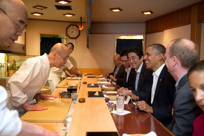 Jiro Ono dan Barack Obama. Dengan Gedung Putih dari Washington, DC - P042314PS-0082, Domain Publik, https://commons.wikimedia.org/w/index.php? curid = 34426375