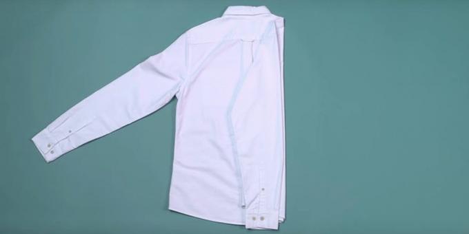 Cara melipat baju: menerapkan lengan di sisi dilipat