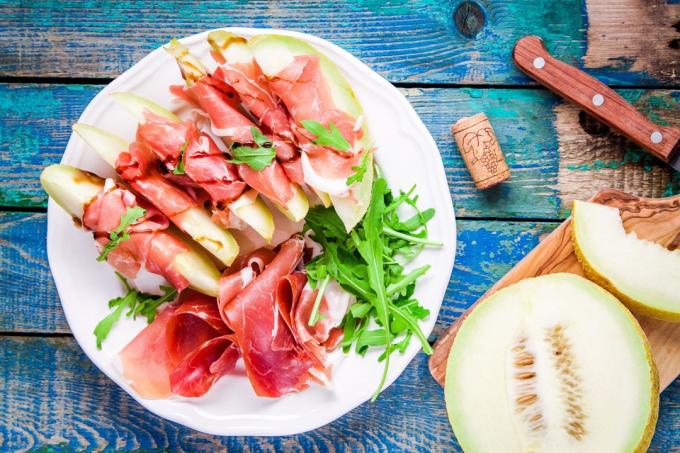 Prosciutto dengan melon dan rucola