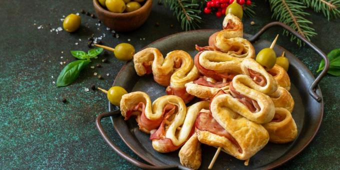 Pohon Natal terbuat dari puff pastry dengan bacon