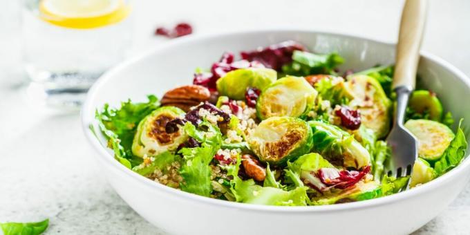 Salad hangat dengan kubis Brussel dan quinoa