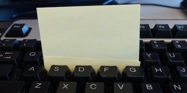 Cara membersihkan keyboard dengan bantuan stiker