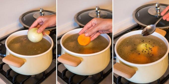 Cara memasak sup ayam: kaldu, tambahkan wortel, bawang dan cabai