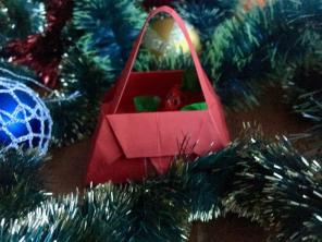 Hadiah untuk Tahun Baru dengan tangan mereka: Hadiah kotak Origami
