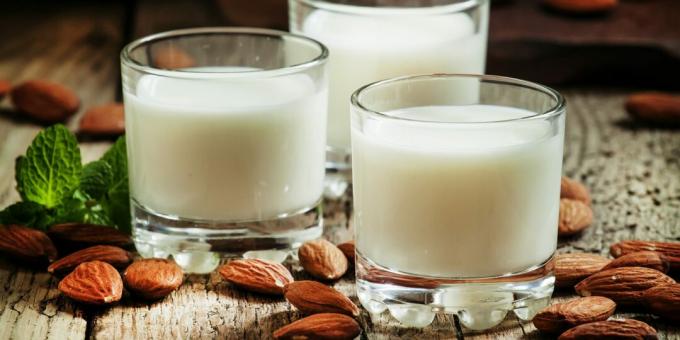 Minuman sehat sebelum tidur: susu almond