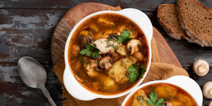 Sup ayam dengan jamur dan paprika