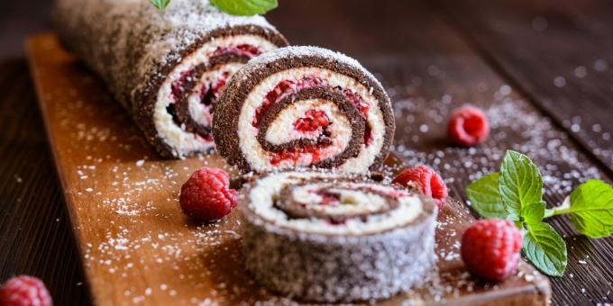 Chocolate sponge roll dengan krim kelapa dan raspberry