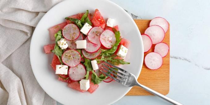 Salad Thailand dengan semangka, lobak, feta, dan saus pedas