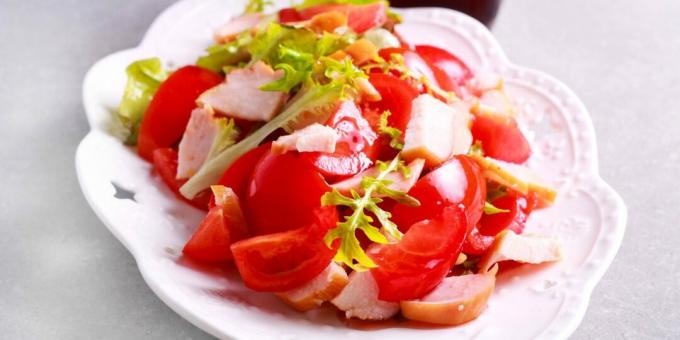 Salad dengan ayam asap dan tomat
