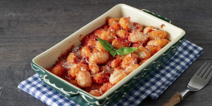 Gnocchi dengan saus tomat di dalam oven