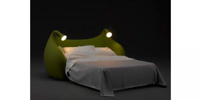tempat tidur dengan lampu samping tempat tidur