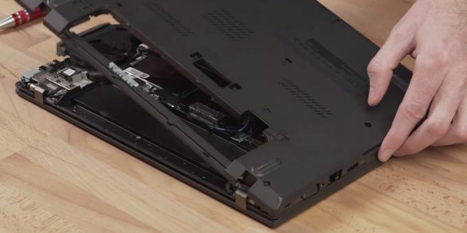 Cara menghubungkan SSD ke laptop: lepaskan penutupnya