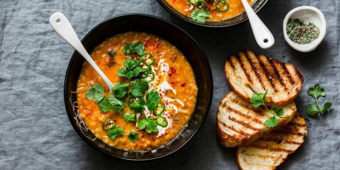 Sup tomat dengan lentil dan santan