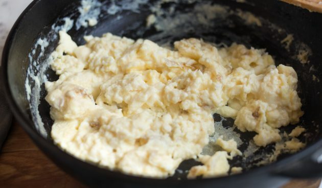 Quesadillas dengan Keju, Everch, Mustard, dan Telur Orak-Arik: Membuat Telur Orak-Arik