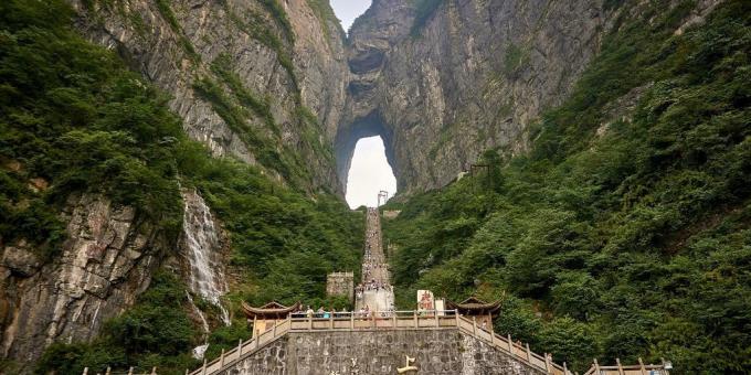 wilayah Asia tidak sia-sia menarik wisatawan, "Cloud Gate" di Gunung Tianmen di Zhangjiajie National Park, China