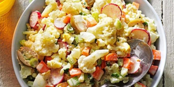 Salad dengan telur, kembang kol, buah zaitun dan lobak