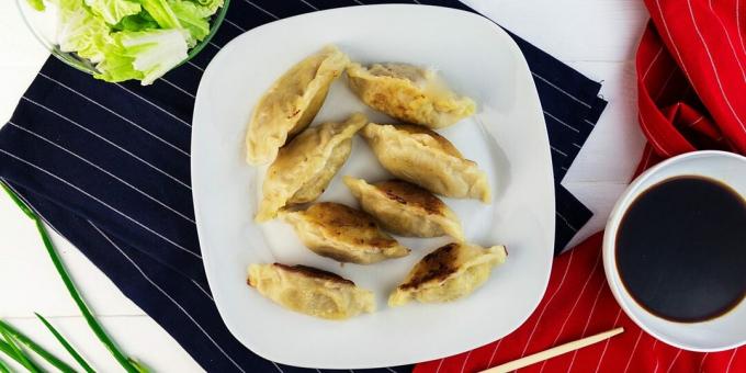 Pangsit gyoza dengan daging dan sayuran