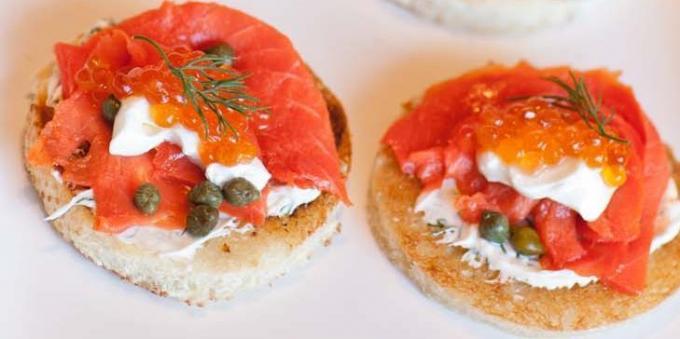 Sandwich dengan kaviar merah dan ikan merah