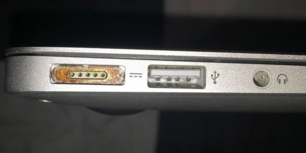 Periksa konektor jika tidak pengisian laptop dengan Windows, MacOS atau Linux, Anda