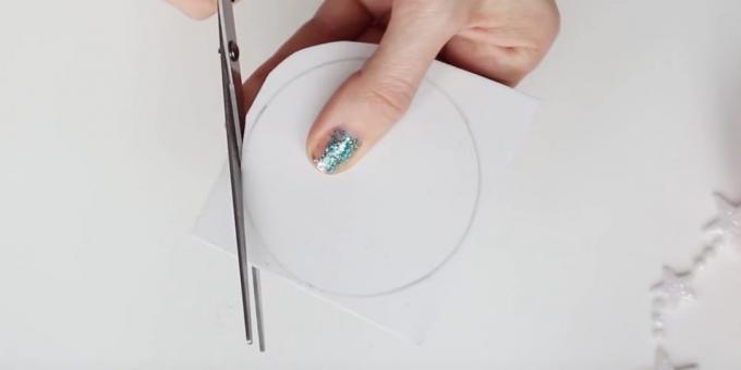 Tahun baru kartu pos dengan tangan mereka sendiri: Potong lingkaran