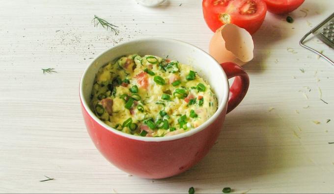 Telur dadar dalam cangkir di microwave