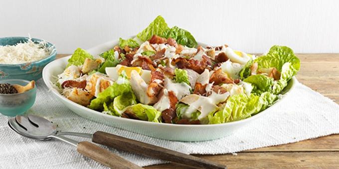 Caesar salad dengan ayam, jamur dan daging