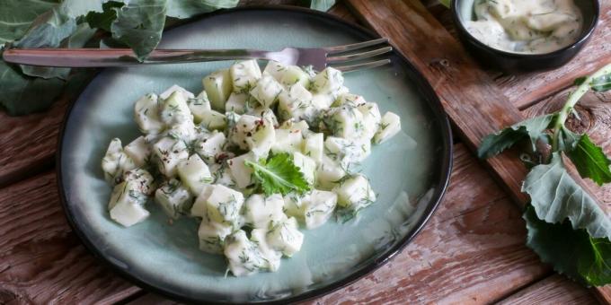 Salad kohlrabi sederhana dengan yogurt