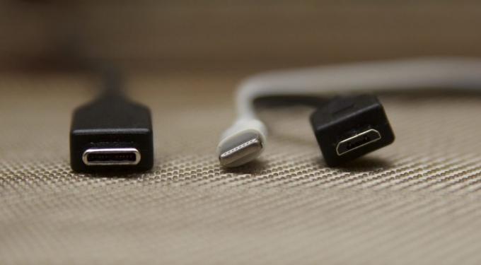 Dari kiri ke kanan: USB Tipe-C, Petir, micro USB