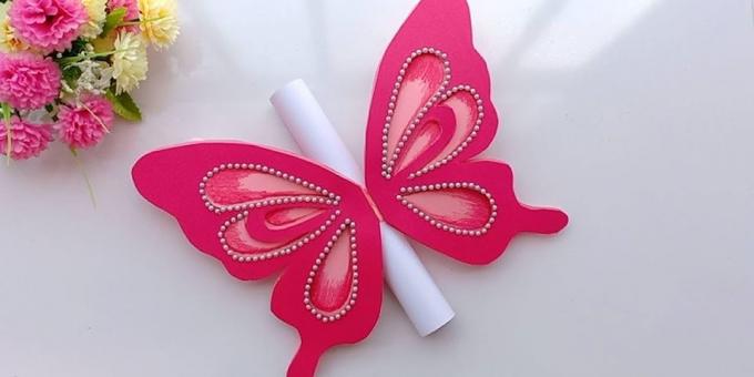 Cara membuat kartu dengan kupu-kupu pada ulang tahun dengan tangan mereka sendiri
