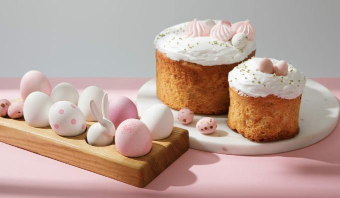 Kue Paskah dengan krim asam dengan almond, kismis, dan rempah-rempah