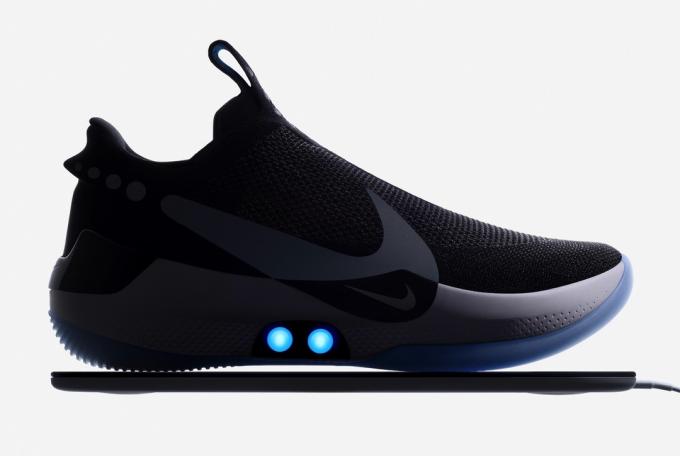 Nike Beradaptasi BB: Menjalankan sepatu pada biaya